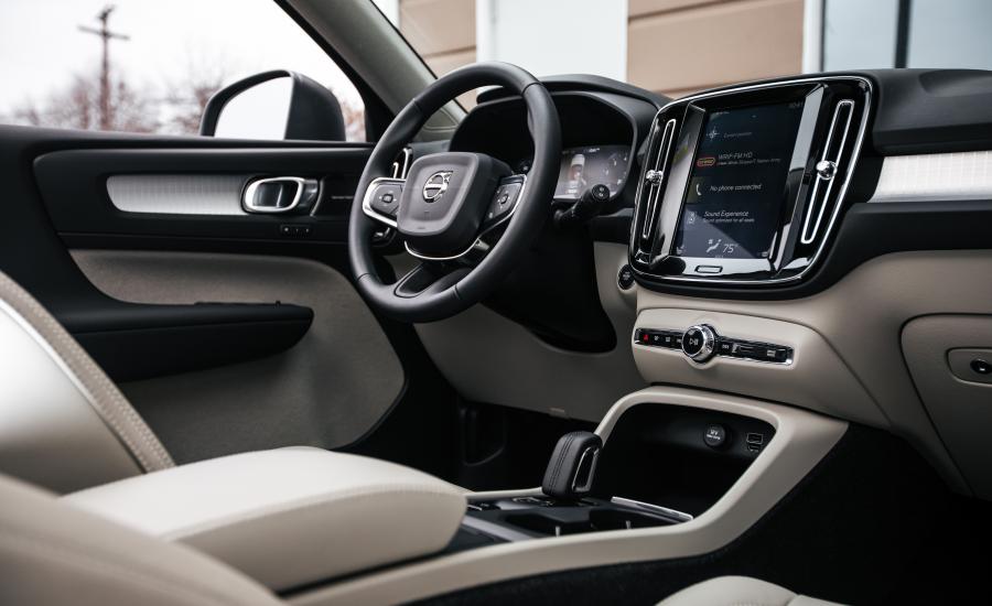 Интерьер Volvo XC40 T4 Momentum 2018 года  (NA) (фото 3 из 36)
